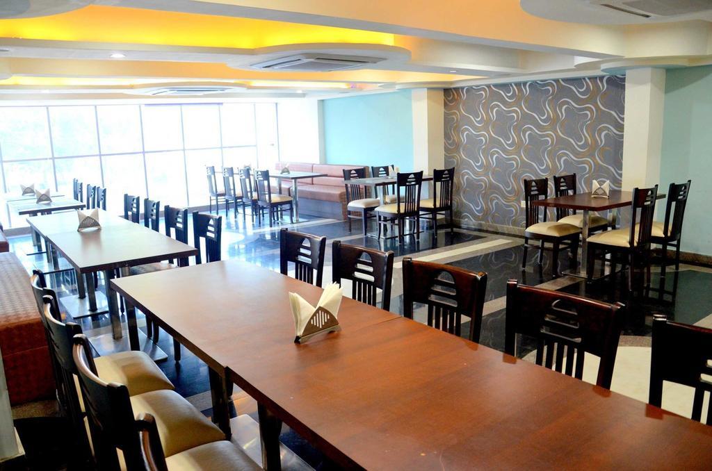 Geetika Galaxy Hotel Kanpur Luaran gambar